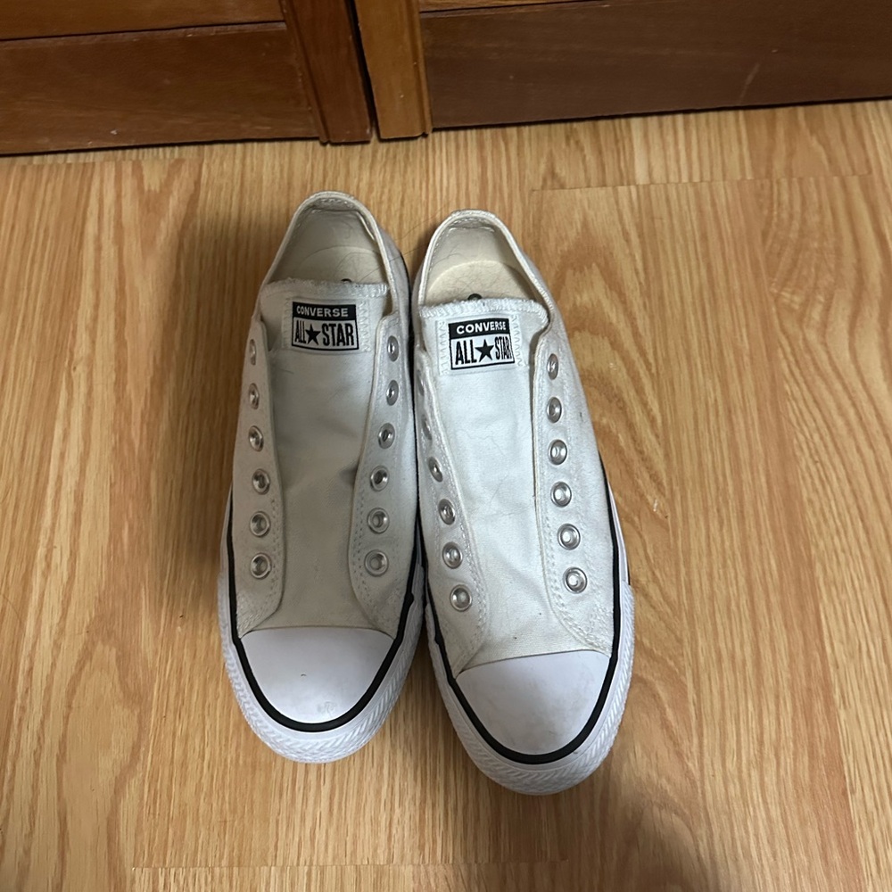 White Low Converse Women’s Sz. 8